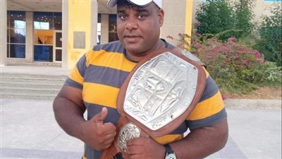 أشرف كابونجا يستعد لرفع 50 كيلو بأصبع قدمه 