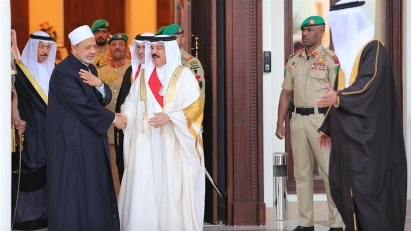 ملك البحرين يتسقبل
