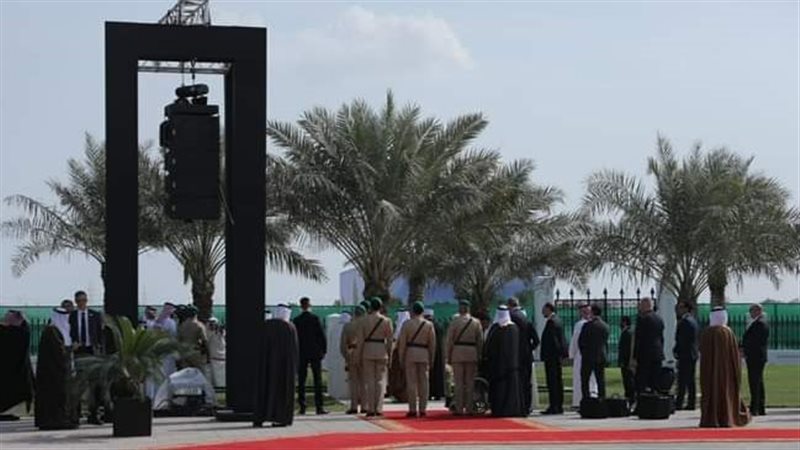 ملك البحرين يصطحب