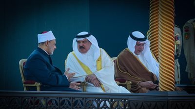 ملك البحرين وشيخ الأزهر الشريف يؤديان صلاة الجمعة في مسجد قصر الصخير بالمنامة