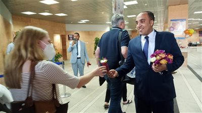  نوفمبر شهر الخير.. المطارات المصرية تتزين بالسائحين.. سفنكس يستقبل أولى رحلات شركة إير كايرو.. وشيكولاته وورود في استقبال الأفواج السياحية