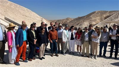 جولة للسائحين بمقبرة توت عنخ آمون احتفالا بمئوية اكتشافها