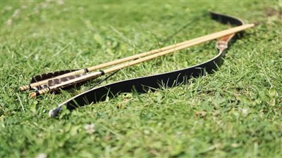 من النافذة.. إيطالي يقتل بيروفيًا بسهم وهو يحتفل بميلاد ابنه