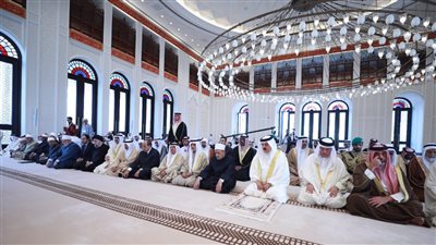 10 صور ترصد صلاة الجمعة لشيخ الأزهر مع ملك البحرين بجامع قصر الصخير بالمنامة 