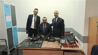إحباط تهريب ٣٠٠ عبوة من مستحضرات التجميل بحوزة راكب في مطار القاهرة 