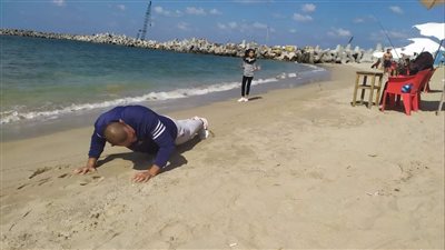 إقبال علي شواطئ الإسكندرية في أول جمعة لفتحها خلال الشتاء