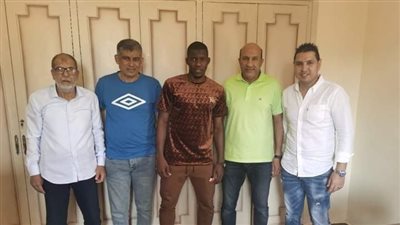 على خطى سيسيه.. لاعب المحلة ينقطع عن تدريبات الفريق وأنباء عن سفره لبلاده