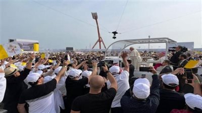 بابا الفاتيكان يترأس قداسا يضم 30 ألف شخص باستاد البحرين | صور