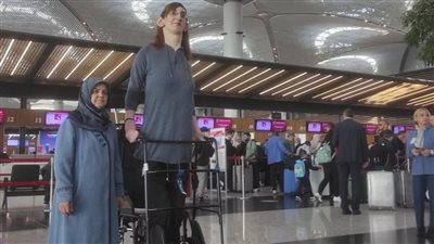 بتعديل الطائرة.. كيف سافرت أطول امرأة في العالم للمرة الأولى بحياتها 