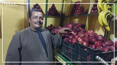 جابر خليفة تاجر فاكهة يبدع في كتابة الشعر ويؤلف 4 دواوين بالبحيرة | فيديو