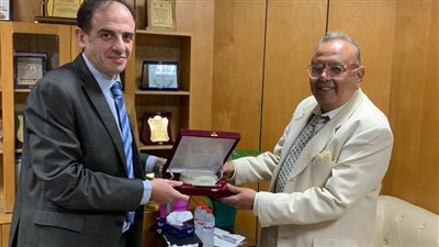 خبير أمريكي يناظر أكثر من 70 حالة في مستشفى الشيخ زايد التخصصي 