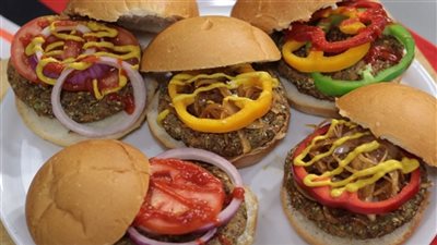 وفري في الميزانية واعملي 14 قطعة برجر بنصف كيلو لحم 