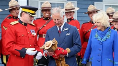 قصة الدمية التي لا تفارق الملك البريطاني منذ طفولته حتى الآن 