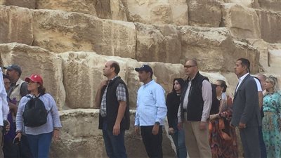 قبل مشاركته في مؤتمر المناخ.. ملك تونجا يزور الأهرامات | صور 