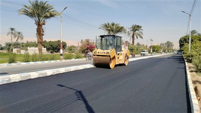 رصف الطريق الرئيسي بمدخل حي الكوثر بسوهاج بتكلفة 2 مليون جنيه 