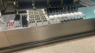 إحباط محاولتي تهريب هواتف محمولة ومستحضرات تجميل بمطار القاهرة | صور