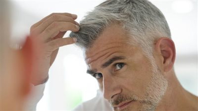 5 وصفات طبيعية للتخلص من الشعر الأبيض