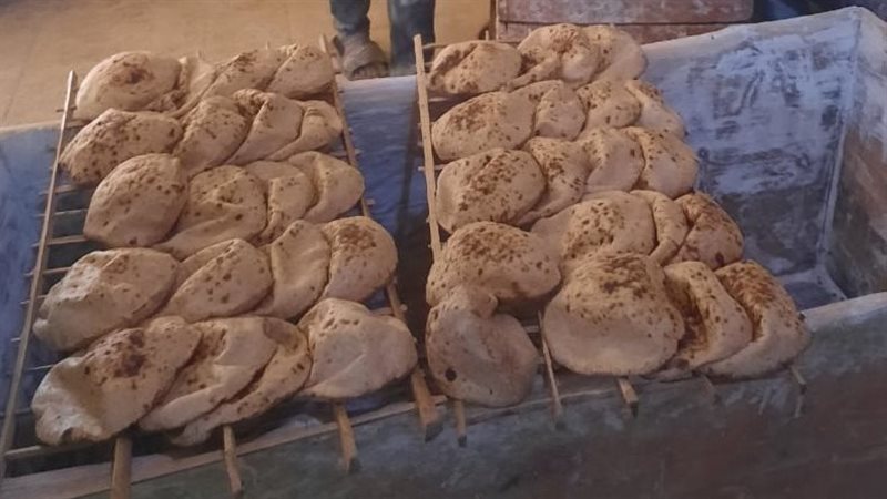 خبز بأحد الأفران