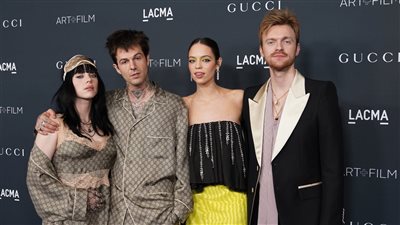 بالبطانية.. أول ظهور لـ بيلي إيليش مع حبيبها جيسي روثرفورد في LACMA