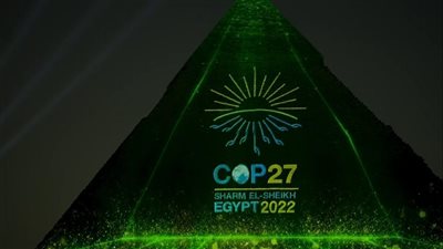 شاهد.. إضاءة أهرامات الجيزة الثلاثة بشعارات قمة المناخ COP27 