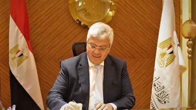 وزير التعليم العالي يكرم الفرق الفائزة بهاكاثون الجامعات المصرية