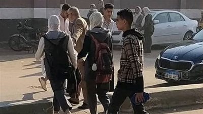 مدير مدرسة بالشرقية يساعد الطالبات على عبور الطريق.. ورواد السوشيال ميديا يعلقون|صور