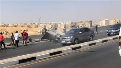 إصابة شخصين في انقلاب سيارة  بطريق 