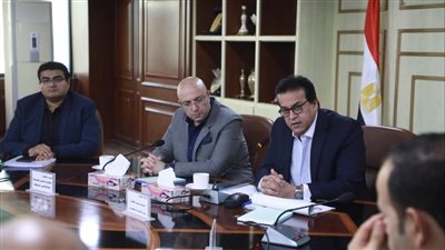 وزير الصحة يناقش خطة زيادة أسرة الرعاية المركزة والحضانات ببني سويف