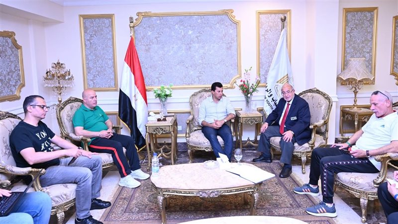 وزير الرياضة يبحث