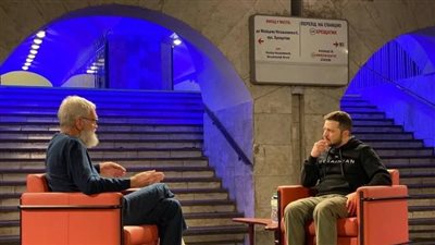 زيلينسكي يجري مقابلة تلفزيونية في مترو أنفاق كييف | فيديو