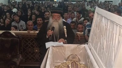 مطران دشنا يصلي القداس الإلهي بمذبح السيدة العذراء مريم