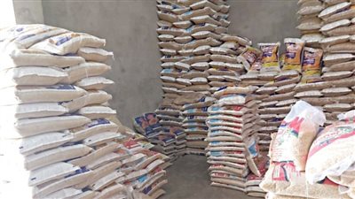 ضبط مالك مخزن لتجارة الأعلاف الحيوانية بحوزته 70 طنًّا