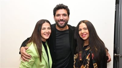 دنيا وإيمي غانم تحتفلان مع حسن الرداد بالعرض الخاص لـ تحت تهديد السلاح |صور 