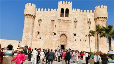 قلعة قايتباي تستقبل أفواج سائحين متعددة الجنسيات|صور 