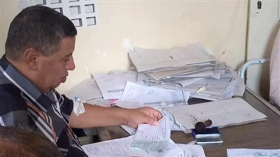 بعد تعرضه لوعكة صحية.. موظف يمارس عمله من مستشفى شبراخيت بالبحيرة l فيديو