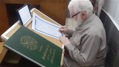 النسخة تستغرق ٢٠٠ يوم.. الشيخ نوفل كتب 3 نسخ من القرآن الكريم بخط يده|فيديو