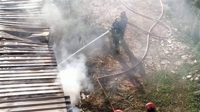 إخماد حريق مصنع أحذية وإصابة شرطي في الإسكندرية | صور