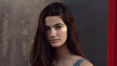 تارا عماد تمارس رياضة ركوب الدراجة باستخدام 