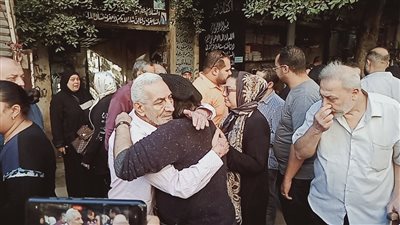 انهيار المطرب أبو الليف لحظة دفن شقيقه 