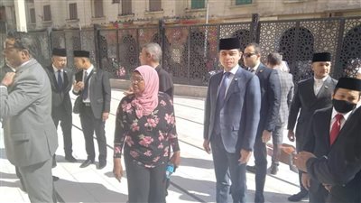 ولى عهد ماليزيا يزور خان الخليلي والحسين | صور