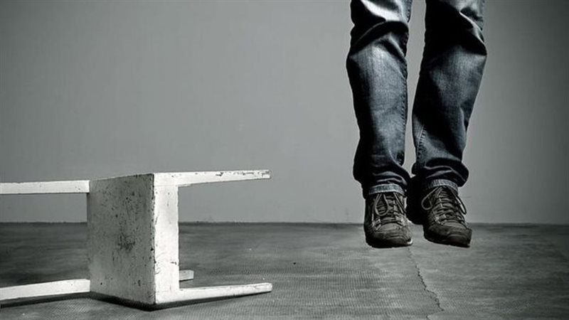  شاب يتخلص من حياته
