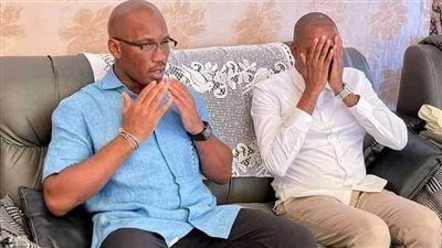 داعية ينشر صورا لاعتناق الإيفواري ديديه دروجبا الإسلام | صور 