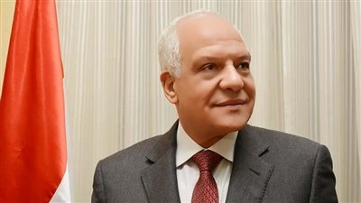 محافظ الجيزة يعتمد حركة ترقيات لـ1561 موظفا بالديوان العام والأحياء والمراكز والمدن
