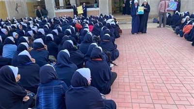 تعليق قوي من عمرو أديب على تحول الزي المدرسي للطالبات إلى إسدال