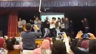 البنات بتصور.. وصلة رقص 