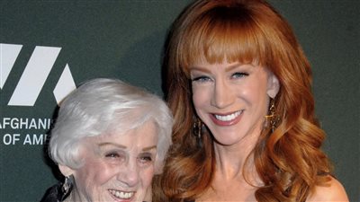 كاثي جريفين تستخدم حساب والدتها المتوفية للرد على إيلون ماسك.. والملياردير يطالبها بدفع الـ 8 دولارات