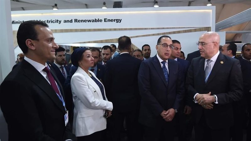 وزير الإسكان يستعرض