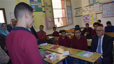 محافظ بورسعيد يشارك الطلاب الحصص الدراسية في 