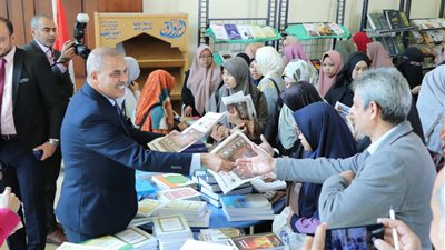 إقبال كبير على إصدارات الأوقاف بمعرض خريجي الأزهر