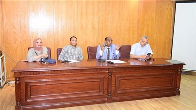 مستشفى سوهاج الجامعي تجتمع بالأطباء المقيمين لتحسين الخدمات الصحية للمرضى 